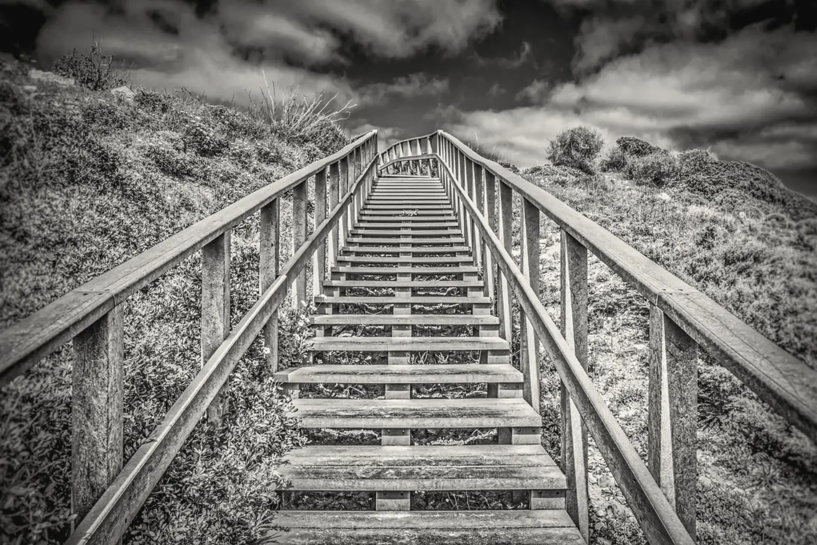 Holztreppe, die durch die Dünen nach oben führt